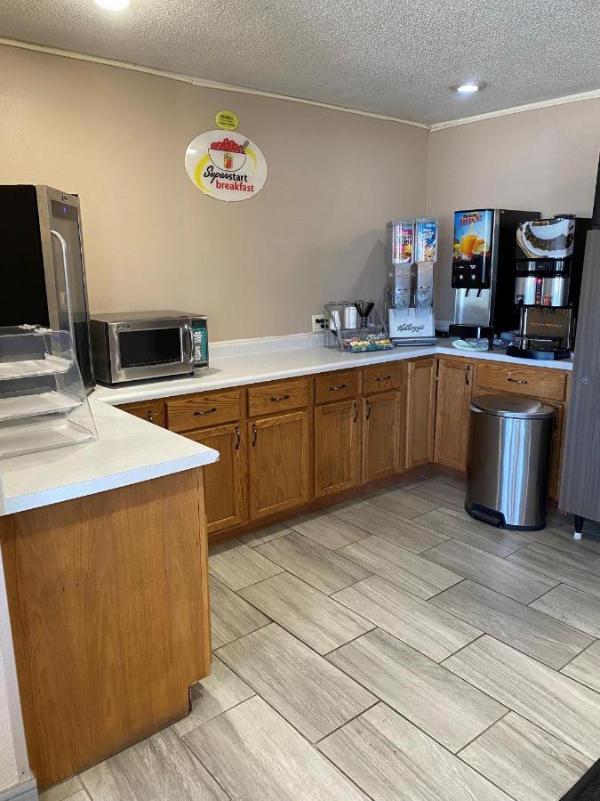 Super 8 By Wyndham Austin Mn Hotel Екстериор снимка